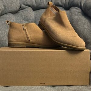 📚 TOMS side zip ankle shoes